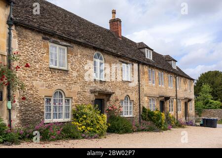 Jolies maisons en pierre avec terrasse dans le village de Lacock, Wiltshire, Angleterre, Royaume-Uni. Prise pendant la pandémie du coronavirus (COVID‑19) Banque D'Images