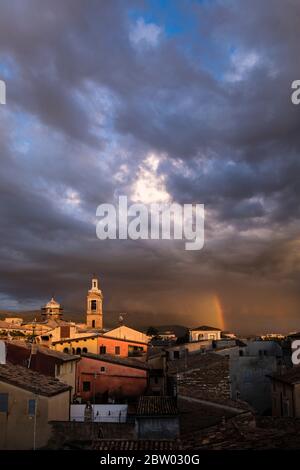 Toits de Foligno pris au soleil, mais mis contre le ciel orageux avec un arc-en-ciel. Ombrie, Italie Banque D'Images