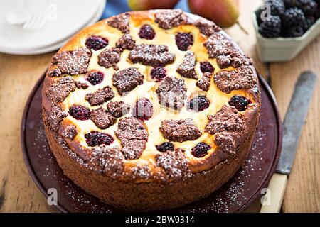 Gâteau au fromage au chocolat et aux poires mûres Banque D'Images