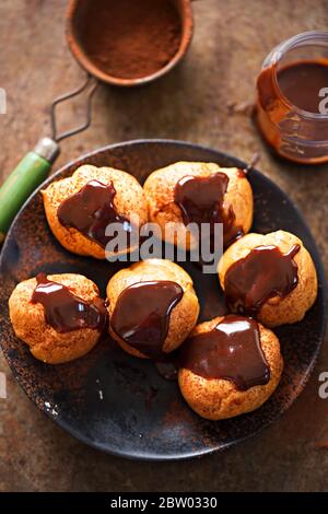 Profiteroles de crème fraîche au chocolat avec cacao Banque D'Images