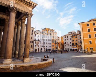 Détail des colonnes corinthiennes de granit du Panthéon - Rome, Italie Banque D'Images