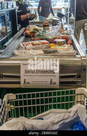 Toronto, Canada, le 2020 mai - affiche de distanciation sociale affichée au moment du départ dans une épicerie pendant une pandémie de coronavirus Banque D'Images