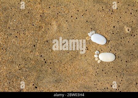 Des traces de galets sur le sable marin humide, un arrière-plan de l'espace de copie Banque D'Images