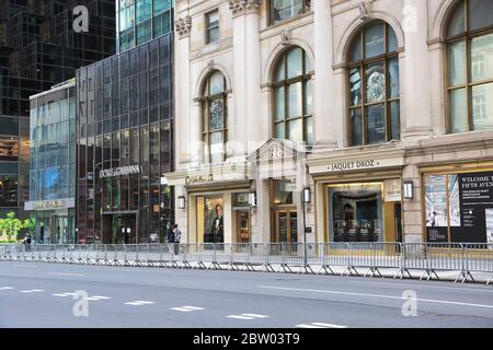 Vide 5th Avenue, magasins de luxe fermés pendant l'isolement du coronavirus, New York City, États-Unis, mai 2020 Banque D'Images