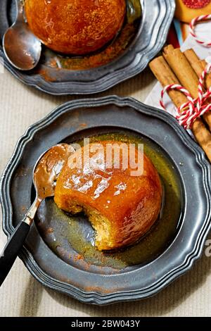 Pudding à la cannelle de Noël avec couche de caramel sur le dessus Banque D'Images