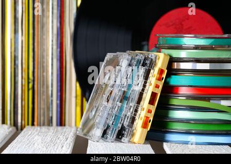 Les cassettes audio et les disques vinyles sont sur le plateau Banque D'Images