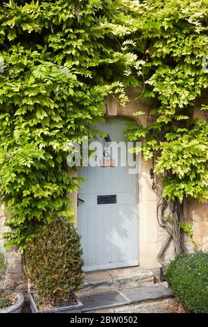 Porte dans le village des Cotswolds de Stow-on-the-Wold, Gloucestershire, Angleterre, Royaume-Uni Banque D'Images