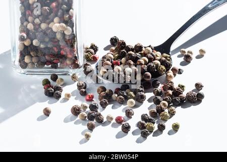 poivrer dans une cuillère en métal. isolé sur blanc Banque D'Images