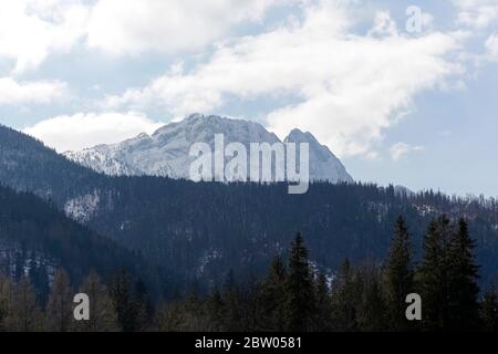 Le mont Giewont est visible depuis la ville de Zakopane Banque D'Images