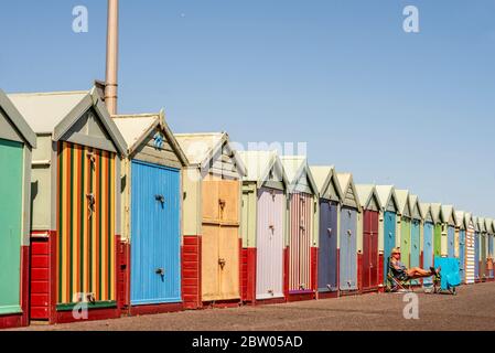 Brighton, Royaume-Uni. 28 mai 2020. Les gens apprécient les températures closes sur le front de mer de Brighton et Hove. Crédit : Andrew Hasson/Alay Live News Banque D'Images