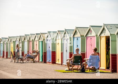 Brighton, Royaume-Uni. 28 mai 2020. Les gens apprécient les températures closes sur le front de mer de Brighton et Hove. Crédit : Andrew Hasson/Alay Live News Banque D'Images