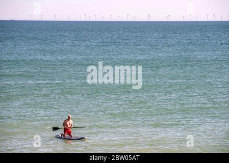 Brighton, Royaume-Uni. 28 mai 2020. Les gens apprécient les températures closes sur le front de mer de Brighton et Hove. Crédit : Andrew Hasson/Alay Live News Banque D'Images