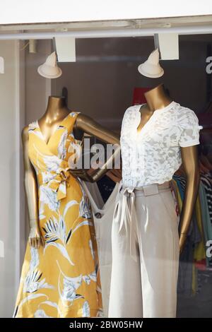 Vitrine pour les femmes magasin de mode à Weybridge, Surrey, Angleterre Banque D'Images