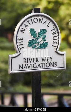 Signalisation le long de la rivière Wey, Weybridge, Hampshire Banque D'Images