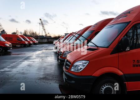 Moscou, Russie 8 novembre 2012: Rangées de voitures Mercedes Sprinter. Voitures avec l'emblème de porc tôt le matin dans le parking. Banque D'Images