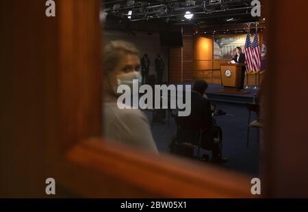 Washington, États déliés. 28 mai 2020. La Présidente de la Chambre Nancy Pelosi, D-Californie, est vue par une porte alors qu'elle tient sa conférence de presse hebdomadaire au Capitole des États-Unis à Washington, DC, le jeudi 28 mai 2020. Pelosi a parlé du bilan de décès de la COVID-19 aux États-Unis, qui dépasse 100,000. Photo de Kevin Dietsch/UPI crédit: UPI/Alay Live News Banque D'Images