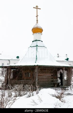 Région de Yaroslavl, Rostov Veliky, Russie 5 janvier 2014 : Monastère Spaso-Yakovlevsky. Chapelle de Saint-Jacques au-dessus du Saint-ressort dans le monastère. Banque D'Images