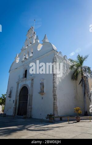 Façade de l'église Iglesia de Santiago, une belle église de style baroque du XVIIIe siècle, Merida, Yucatan, Mexique Banque D'Images