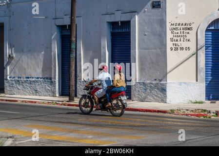 Les gens sur moto, Merida, Yucatan, Mexique Banque D'Images