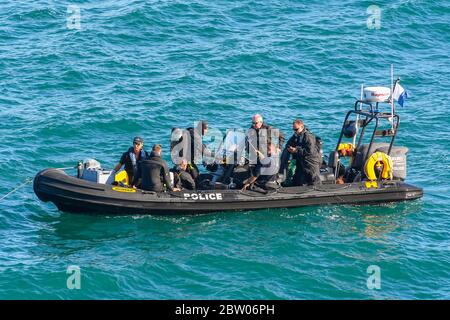 Portland, Dorset, Royaume-Uni. 28 mai 2020. Des plongeurs policiers ont fait une recherche sur un bateau sur la côte de l'île de Portland à Dorset, où Oscar Montgomery, 17 ans, a disparu en faisant de la plongée avec tuba dans la mer à Church Ope Cove. Crédit photo : Graham Hunt/Alay Live News Banque D'Images