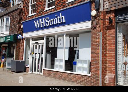 Une succursale de la chaîne de papeterie WH Smith dans la rue High à Tenterden dans le Kent, en Angleterre, le 27 mai 2020. Banque D'Images