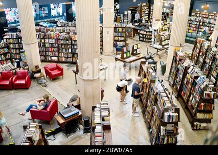 Le dernier librairie propose des livres et des disques neufs et d'occasion dans un espace à plusieurs niveaux orné d'œuvres d'art locales à Los Angeles, Californie Banque D'Images