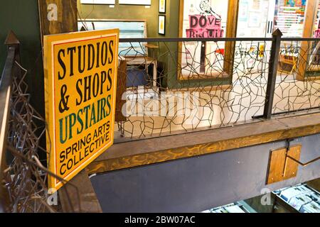 Le dernier librairie propose des livres et des disques neufs et d'occasion dans un espace à plusieurs niveaux orné d'œuvres d'art locales à Los Angeles, Californie Banque D'Images