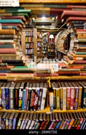 Le dernier librairie propose des livres et des disques neufs et d'occasion dans un espace à plusieurs niveaux orné d'œuvres d'art locales à Los Angeles, Californie Banque D'Images