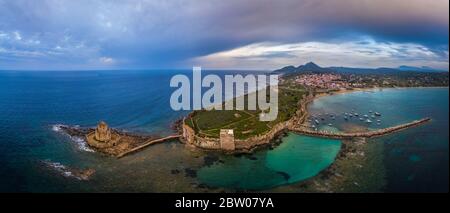 Panorama de la forteresse vénitienne de Methoni au coucher du soleil à Péloponnèse, Messenia, Grèce Banque D'Images