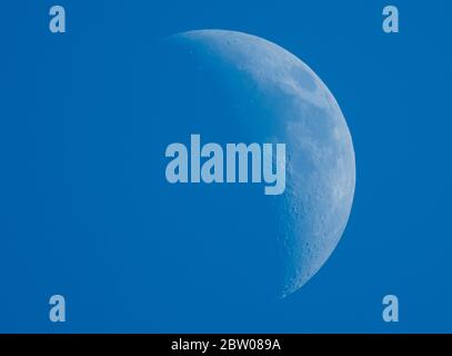 Wimbledon, Londres, Royaume-Uni. 28 mai 2020. Un croissant de lune à cire fine à 35 % lors d'une soirée claire et chaude avec le cratère proéminent Theophilus (avec pic central) clairement visible à droite du centre au-dessus du cratère Cyrillus & Catharina et la ligne de faille Rupes Altai de 420 km de long en dessous. Crédit: Malcolm Park/Alay Live News. Banque D'Images