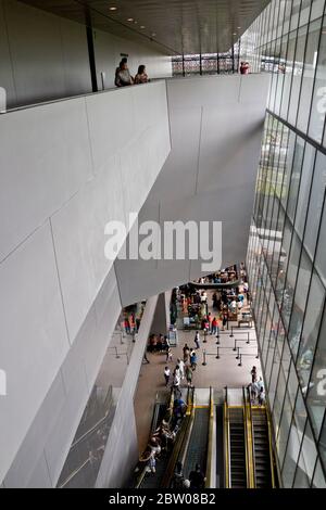 Musée national d'histoire et de culture afro-américaines, Smithsonian, vue de l'intérieur depuis la vue de haut angle, beaucoup de gens ont vu dans une journée chargée au musée Banque D'Images