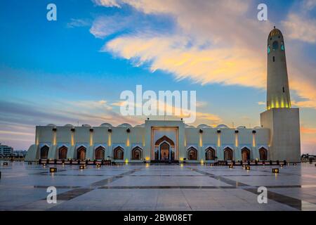 Mosquée d'État du Qatar (mosquée Imam Muhammad ibn Abd al-Wahhab) vue extérieure au coucher du soleil avec nuages dans le ciel Banque D'Images