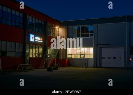 Architecture industrielle dans le vieux port de Reykjavík, tourné au milieu d'une nuit d'été Banque D'Images