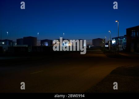 Architecture industrielle dans le vieux port de Reykjavík, tourné au milieu d'une nuit d'été Banque D'Images