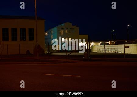 Architecture industrielle dans le vieux port de Reykjavík, tourné au milieu d'une nuit d'été Banque D'Images