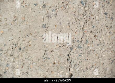 Fond de texture de la vue de dessus en béton fissuré. Chemin de pied en béton gris endommagé Banque D'Images