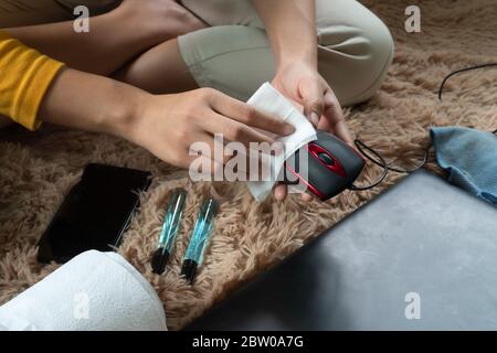 Nettoyage de la souris à l'aide d'un chiffon en fibre optique, à l'abri de la poussière et des virus, autres facteurs externes. Banque D'Images