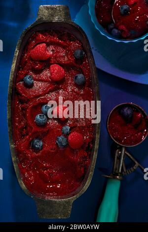 Sorbet d'été aux myrtilles et aux framboises Banque D'Images