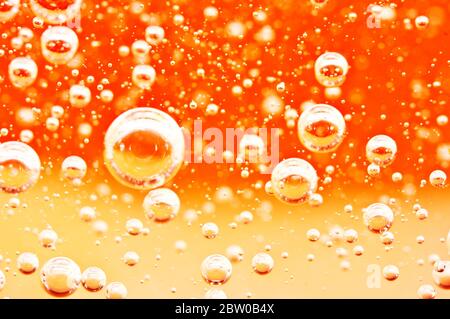 Macro bulles d'oxygène dans le sang. Liquide rouge-orange. Banque D'Images