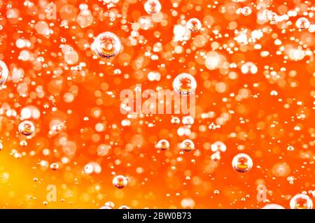 Macro bulles d'oxygène dans le sang. Liquide rouge-orange. Banque D'Images