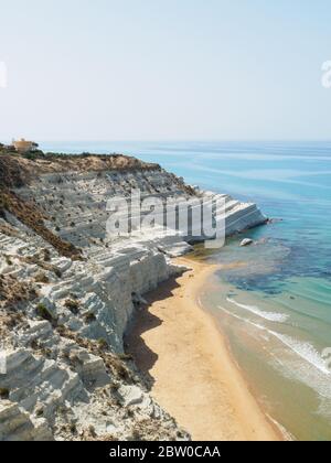 un regard sur le paysage unique des falaises blanches scala dei turchi en sicile Banque D'Images