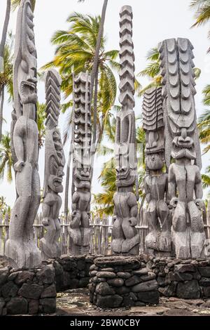 Un groupe Ki'i représentant les dieux hawaïens à Hale o Keawe, un mausolée royal hawaïen dans le parc historique national de Puʻuhonua o Hōnaunau, Hawaii, U Banque D'Images