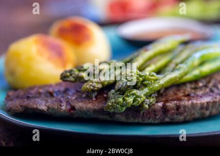 asperges vertes sur un steak Banque D'Images