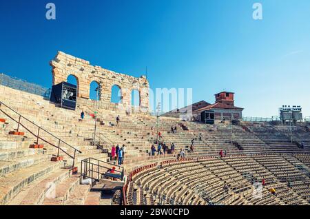 Vérone, Italie, 12 septembre 2019 : intérieur de l'arène de Vérone avec des stands en pierre. Amphithéâtre romain Arena di Verona ancien bâtiment, journée ensoleillée, ciel bleu, centre historique de la ville de Vérone Banque D'Images