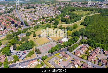 Photo aérienne du centre-ville de Rothwell dans le West Yorkshire de Leeds, au Royaume-Uni, montrant des domaines typiques de logement et des zones suburbaines britanniques sur un su ensoleillé Banque D'Images