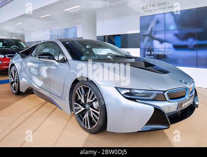 BMW i8 voiture de sport dans la salle d'exposition. Le i8 est une voiture de sport hybride, légère et intelligente. Banque D'Images