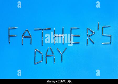 Happy Pathers 'Day inscription with visseuses on a blue background, top View, Flat layout, Pathers Day. Juillet 16 Banque D'Images