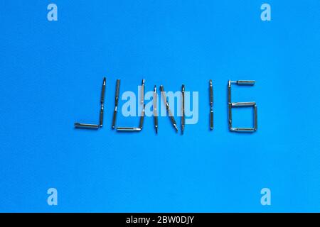 Happy Pathers 'Day inscription with visseuses on a blue background, top View, Flat layout, Pathers Day. Juillet 16 Banque D'Images