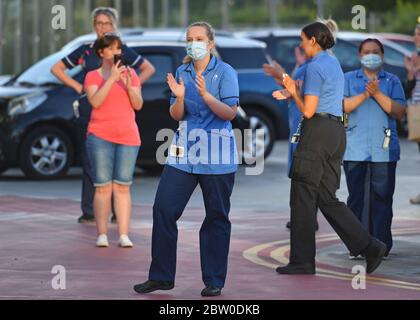 Le personnel du NHS de l'hôpital Queen Elizabeth de Birmingham se réunit pour applaudir les héros locaux lors du Clap national de jeudi pour que les soignants reconnaissent et soutiennent les travailleurs du NHS et les soignants qui luttent contre la pandémie du coronavirus. Banque D'Images