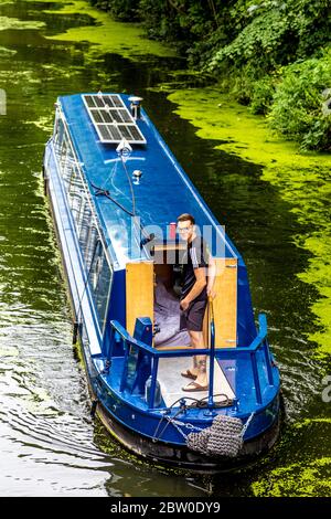 Homme à la tête d'une barge sur Regent's Canal, Londres, Royaume-Uni Banque D'Images